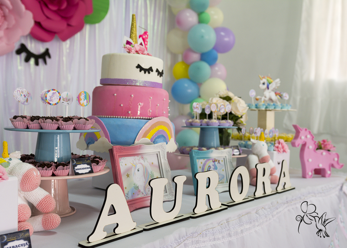 Mesa principal de decoração de festa infantil, clicada por by Eli Matos, no tema unicórnio