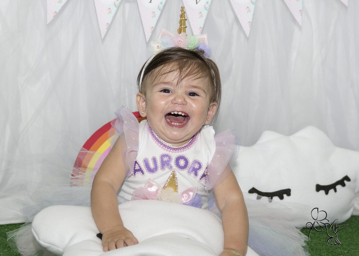 Aurora, na sua festa de uma ano, com um soriso grande e lindo, clique de by Eli Matos