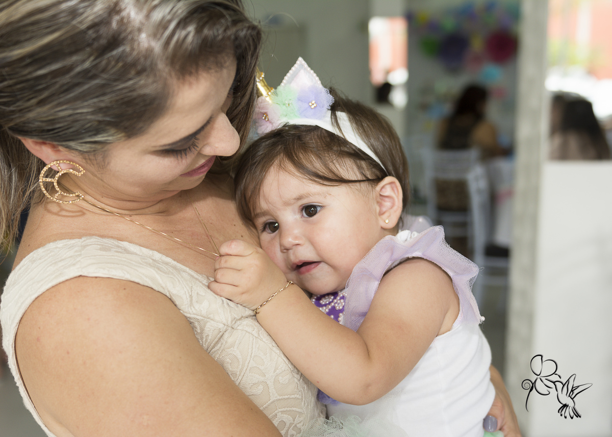 Bebê de uma ano se aconchega no peito de sua mãe, com muito carinho, by Eli Matos pegou esse momento