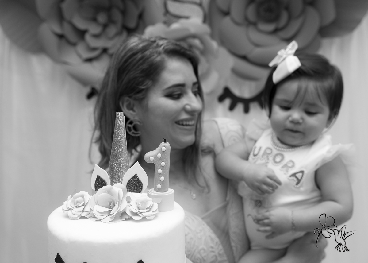 mãe e filha sopram vela do bolo de aniversário de um ano, foto de by Eli Matos