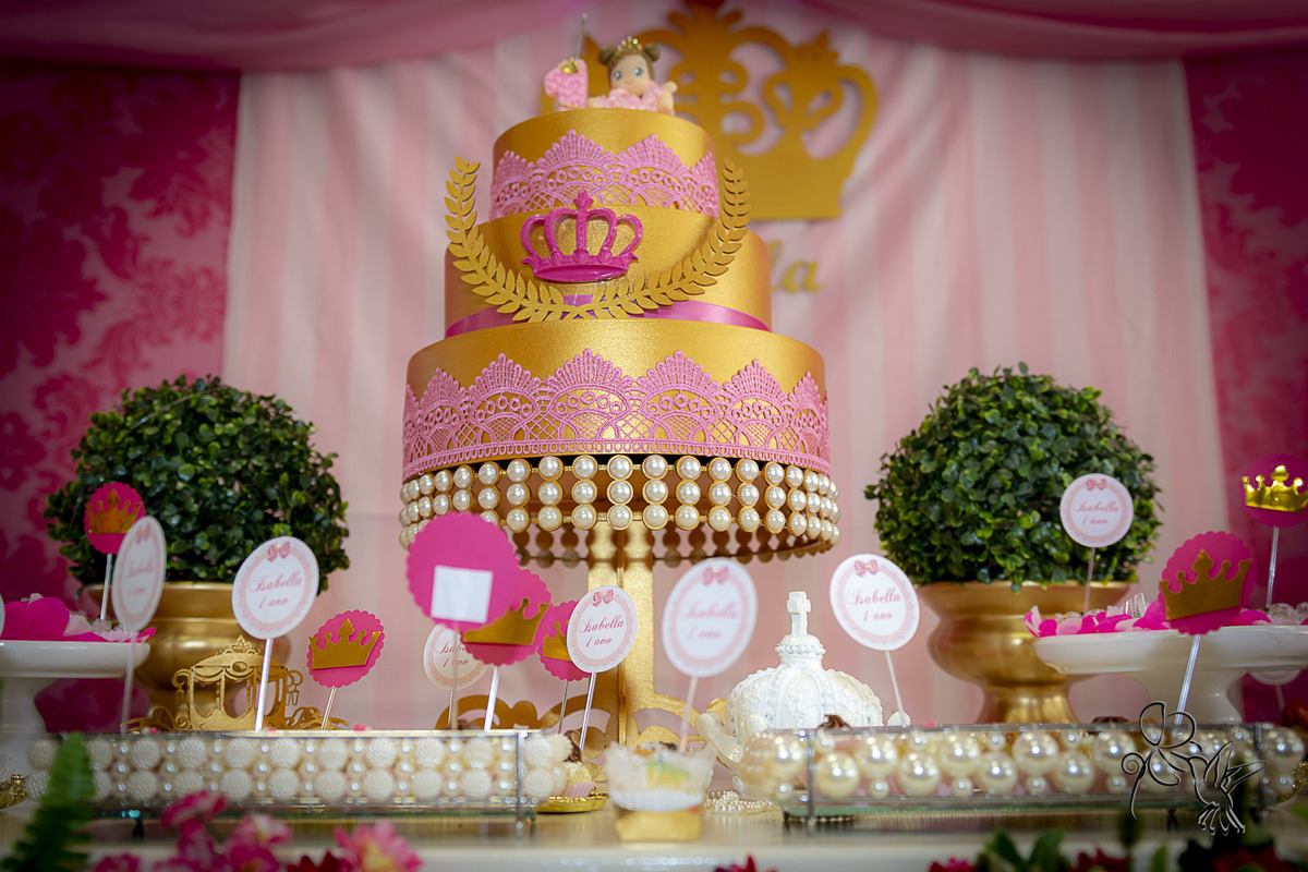 Detalhe clicado por  by Eli Matos, de bolo fake de aniversário infantil, cor de rosa