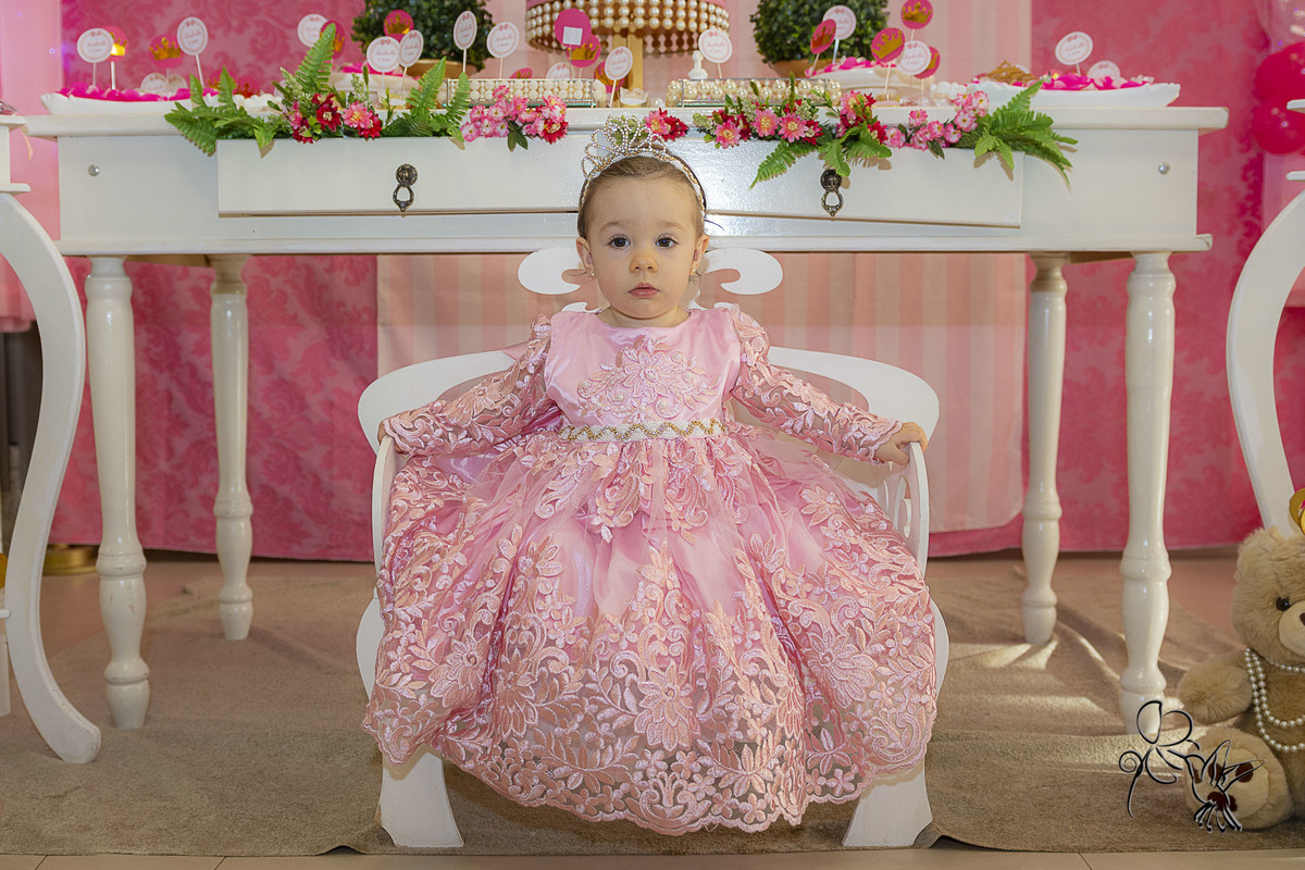 Menina de um ano com vestido princesa cor de rosa, clique de by Eli Matos