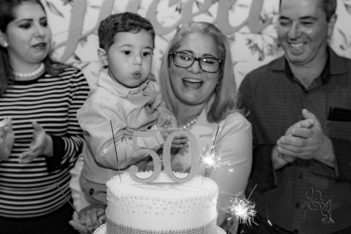 Neto sopra vela dos 50 anos no aniversário da Juceli, by Eli Matos clicou o momento lindo