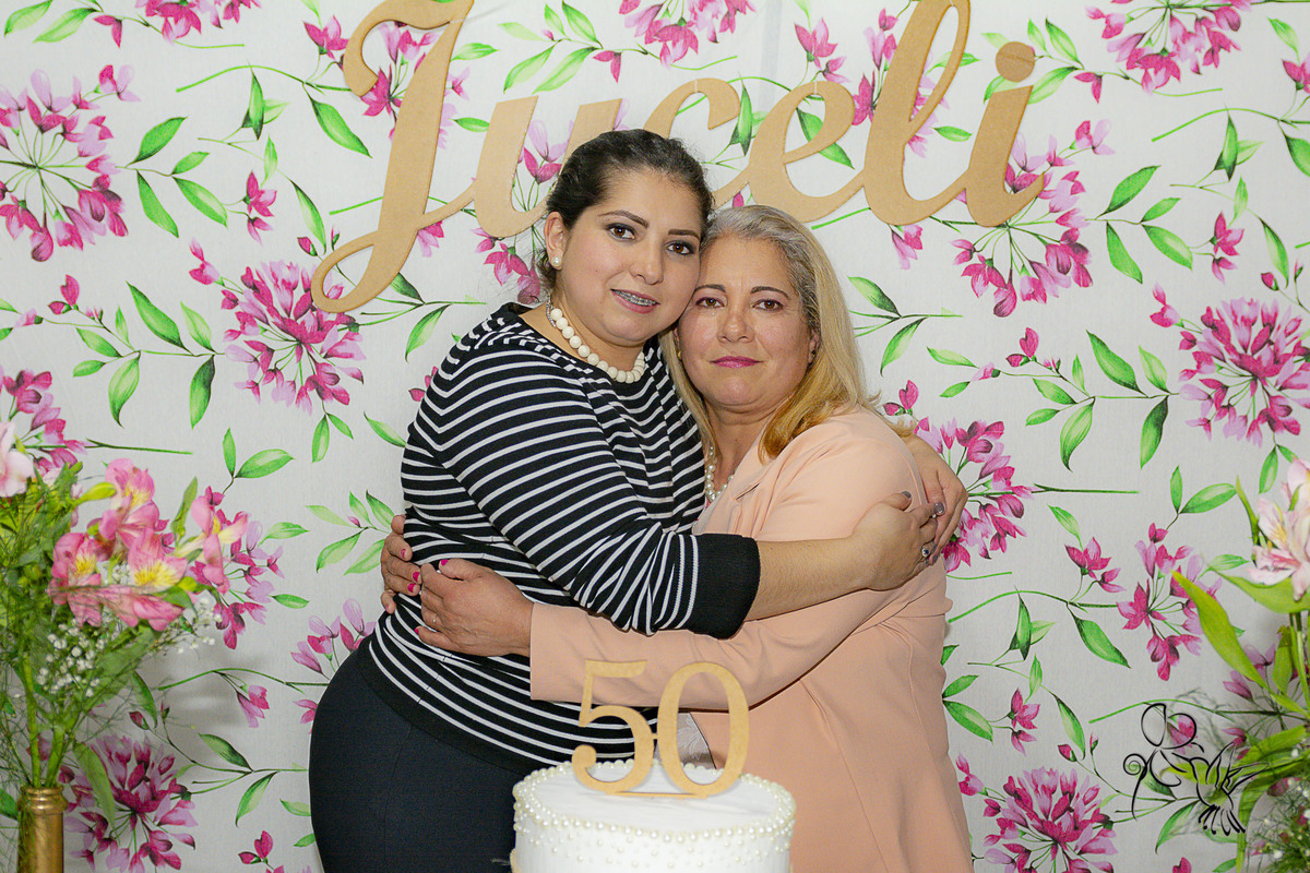 Mãe e filha se abraçando, by Eli Matos clicou