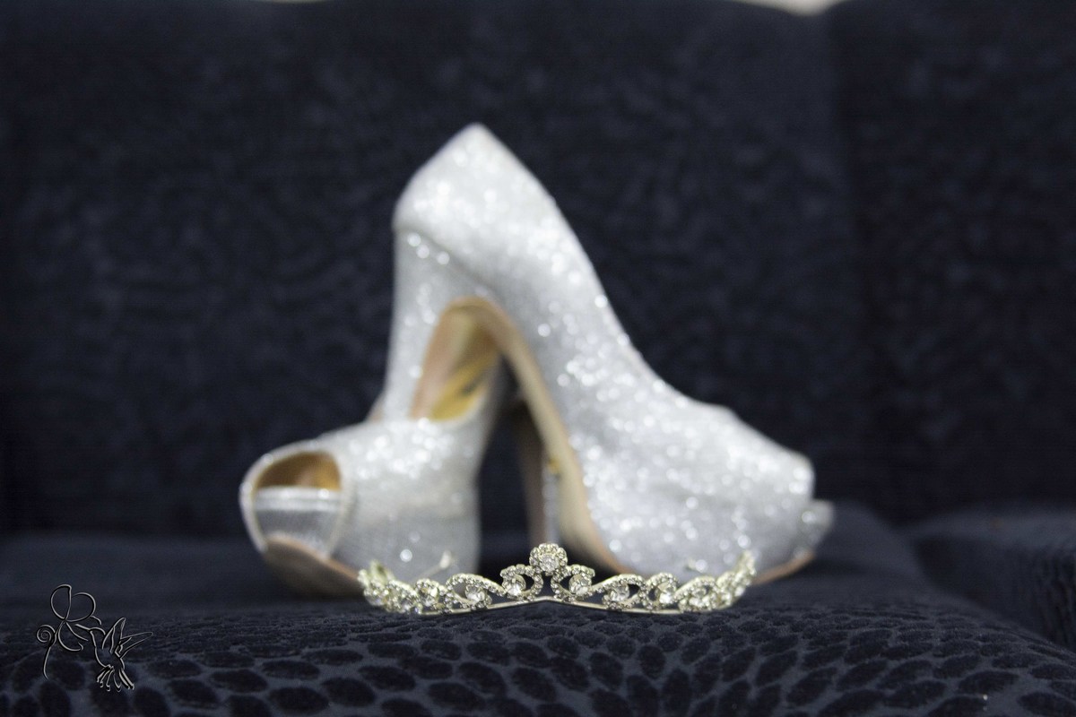 by Eli Matos fotografa sapato e tiara estilo cora , prateados, de debutante