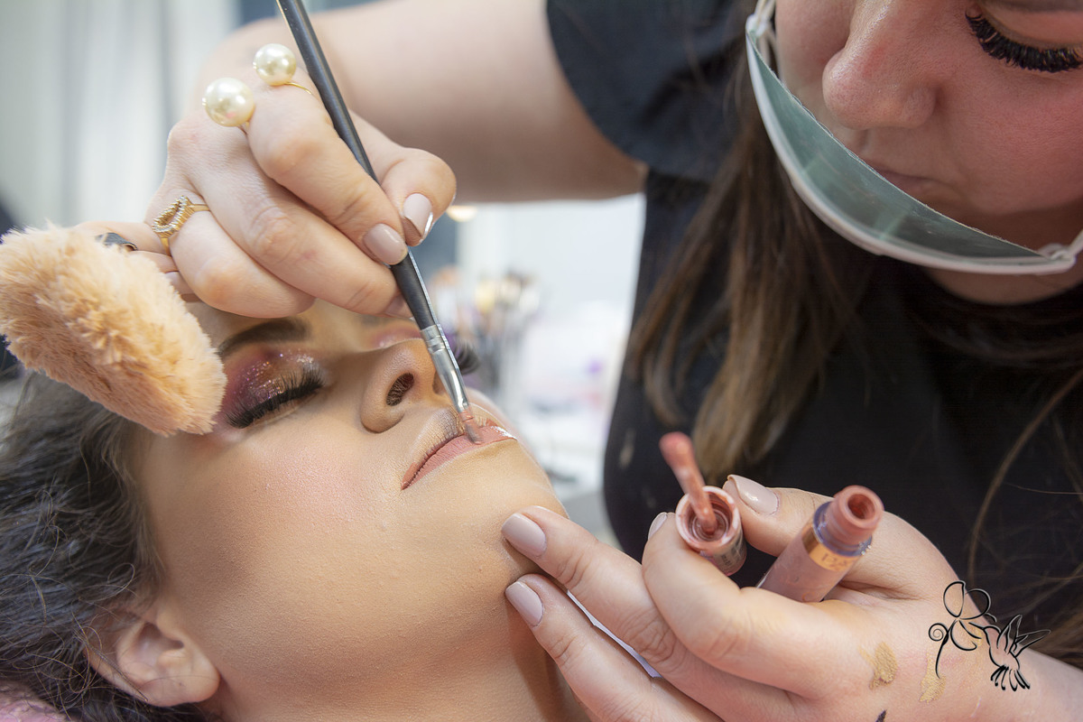 Eduarda tendo sua boca maquiada para sua festa de 15 anos, by Eli Matos pegou o momento