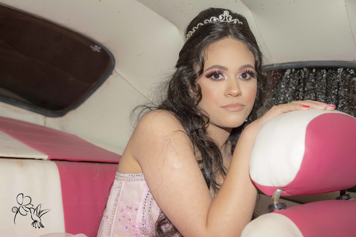 by Eli Matos, fotografa Eduarda dentro de um fusca cor de rosa