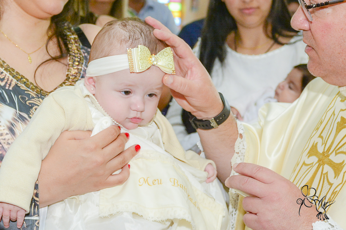 Cecília sendo ungida pelo celebrante, by Eli Matos clicou