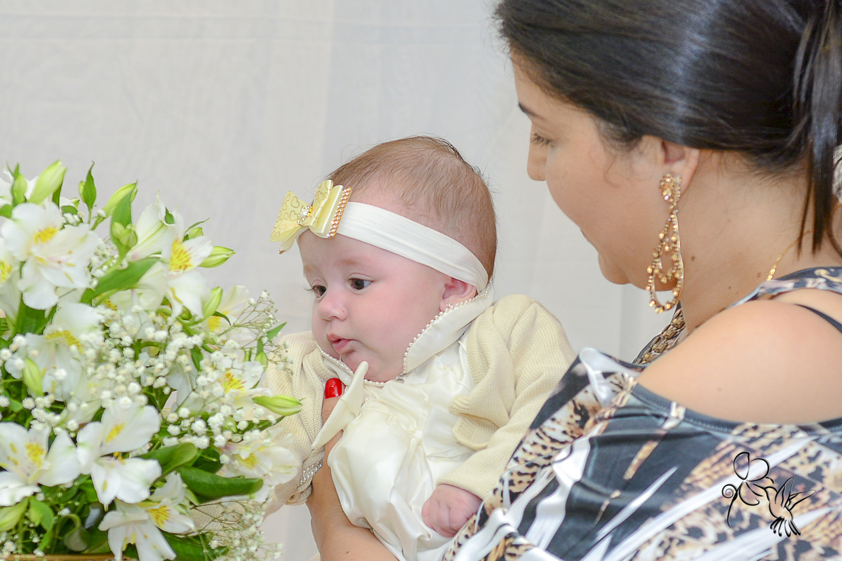 by Eli Matos clicou Cecila brincando com flores