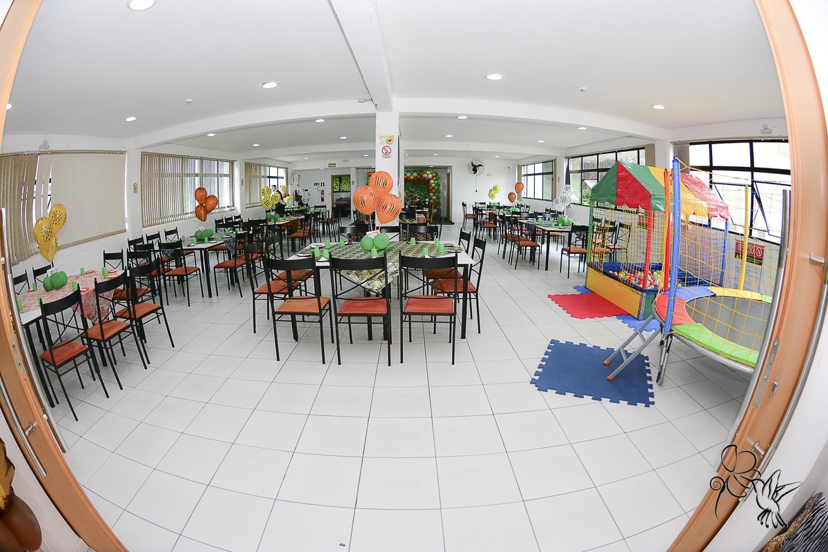 by Eli Matos mostra visão geral do salão de festas com o tema safári