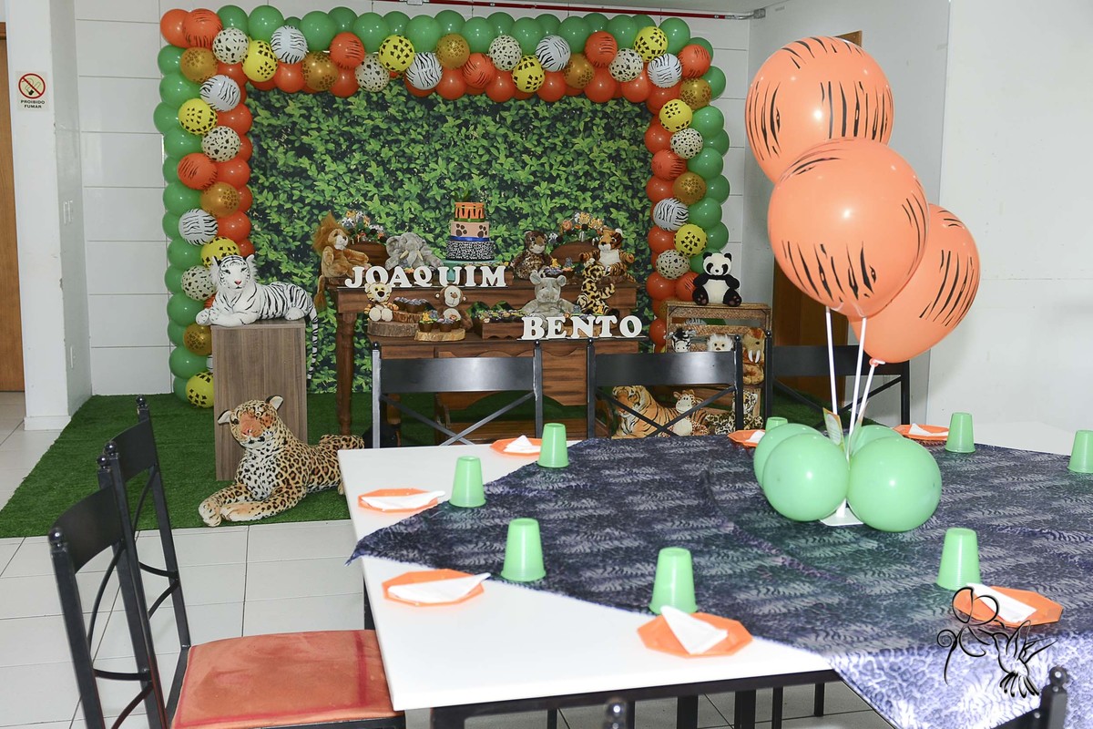 Mesa e painel principal com o tema safári, co muitos bichos de pelúcia, by Eli Matos registrou essa lindeza