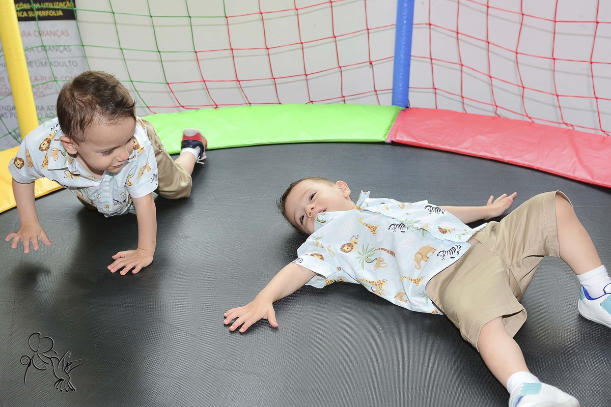 Bento e Joaquim, bebês de dois aninhos brincando alegremente em uma cama elástica, by Eli Matos quem clicou