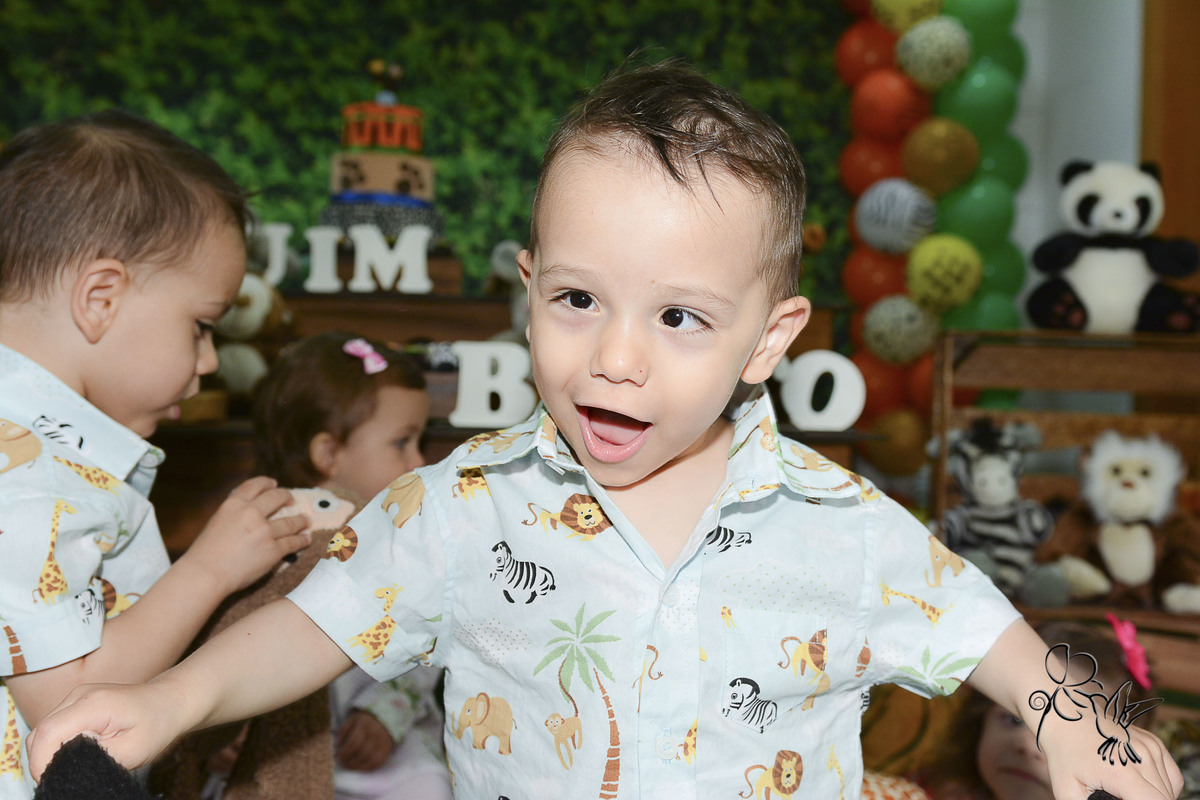 no clique de by Eli Matos menino de dois anos sorriso espontaneamente.