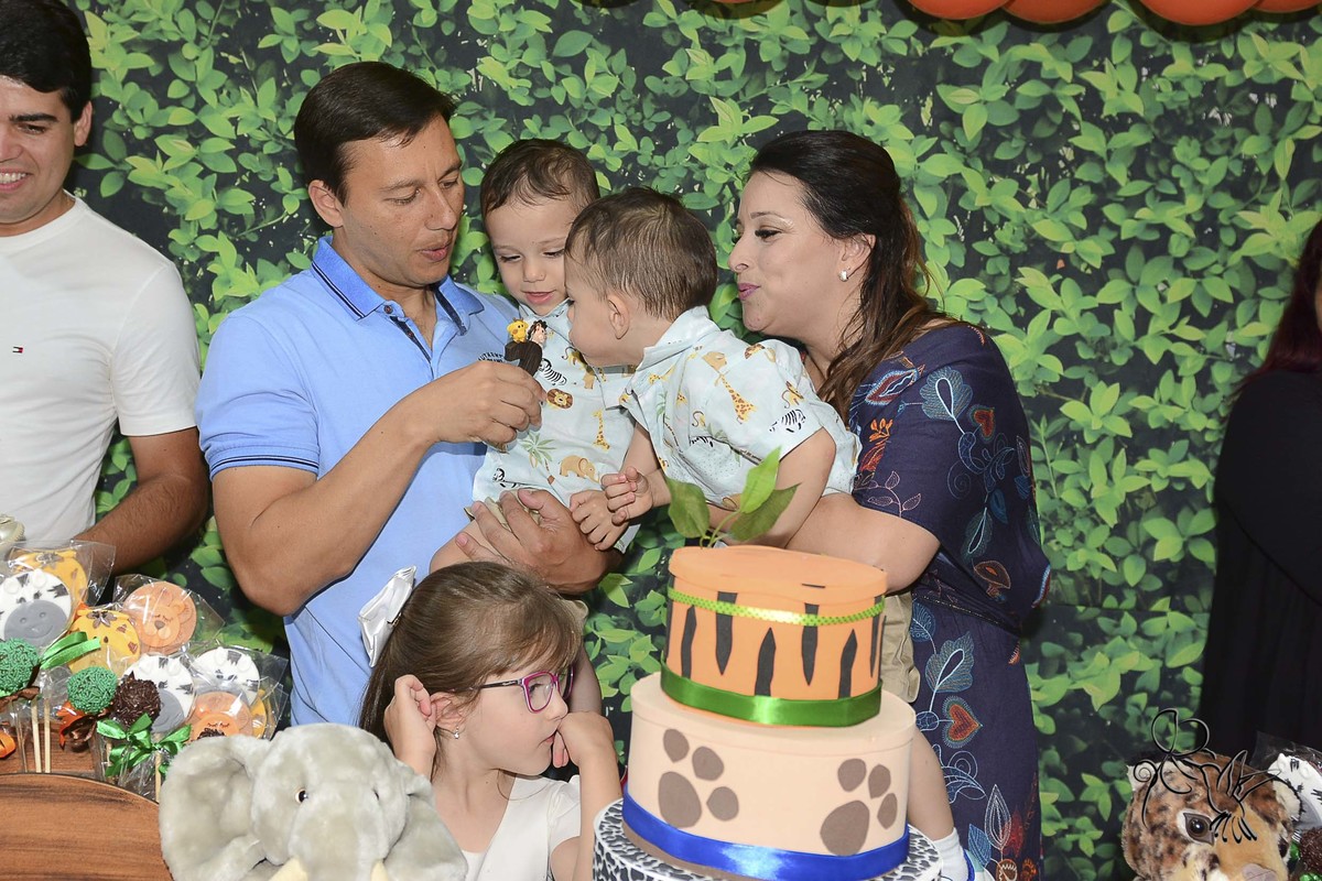 by Eli Matos clica, pais soprando vela de aniversário de  seus gêmeos, Bento e Joaquim,  em seus dois anos.