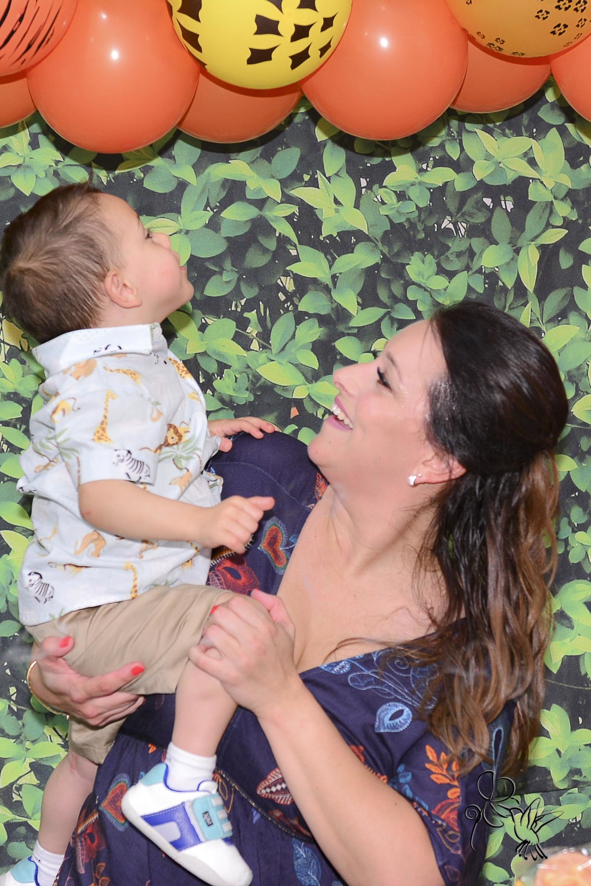 Mãe brinca com seu filho  Bento, de dois anos, by Eli Matos quem registrou