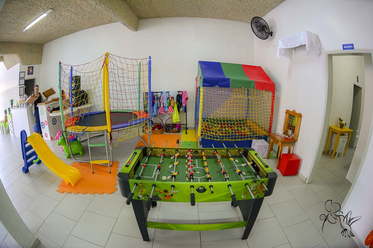 by Eli Matos, clicou os brinquedos na festa do Theo, com escorregador, piscina de bolinhas e pula-pula, para crianças pequenas.