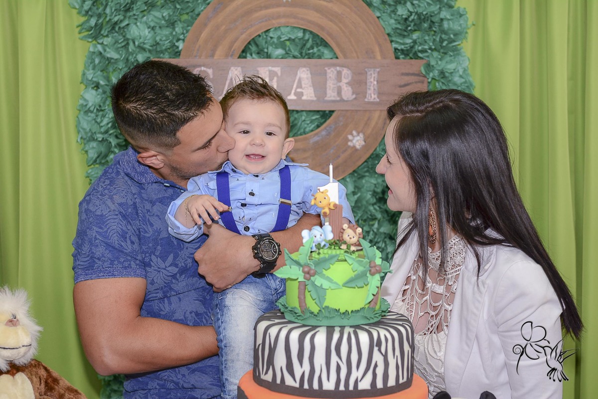 Theo e seus pais sorriem na sua festa de um aninho, no registro de by Eli Matos