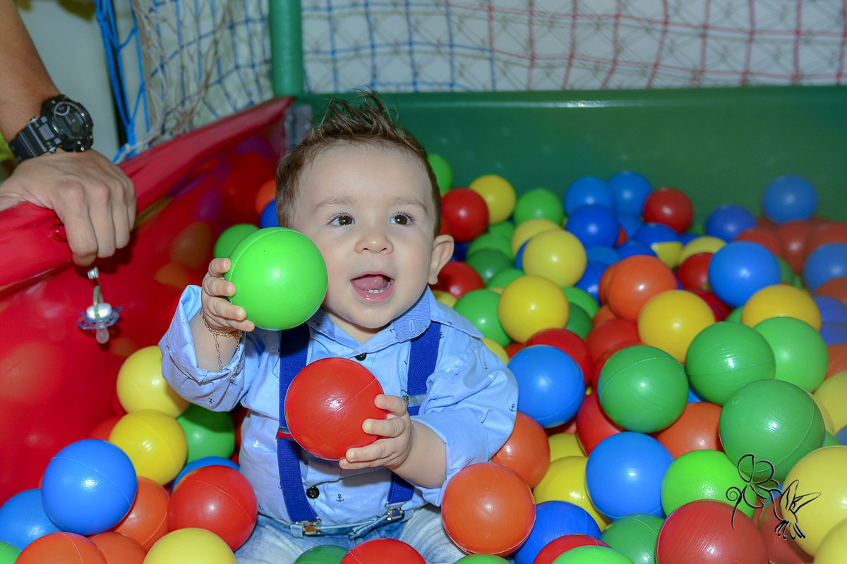 by Eli Matos clica Theo, no seu aniversário de um aninho em uma coloria piscina de bolinhas