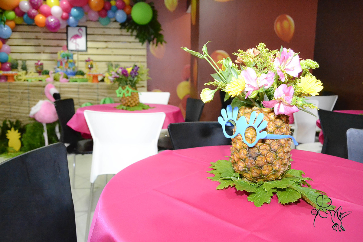 Detalhe da decoração  mostrando um abacaxi om óculos de sol, by Eli Matos quem clicou.