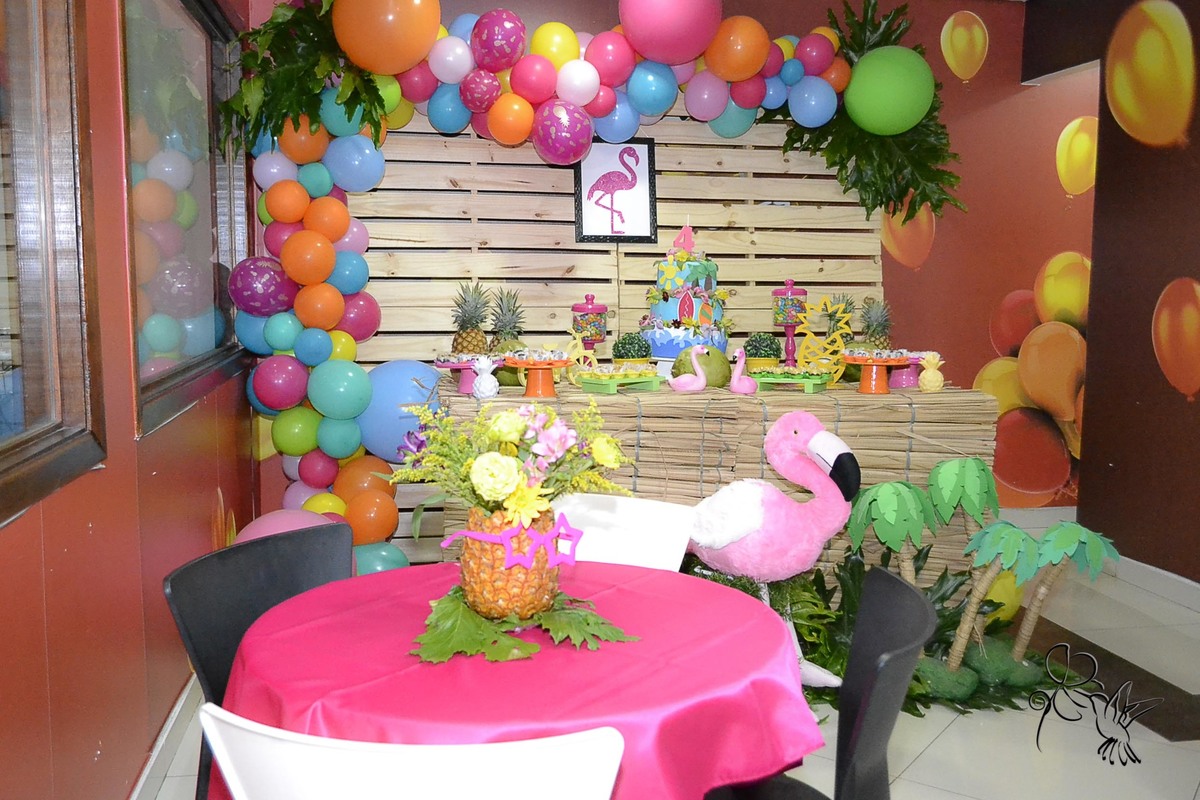 by Eli Matos. mostra a visão do painel principal co decoração tropical.