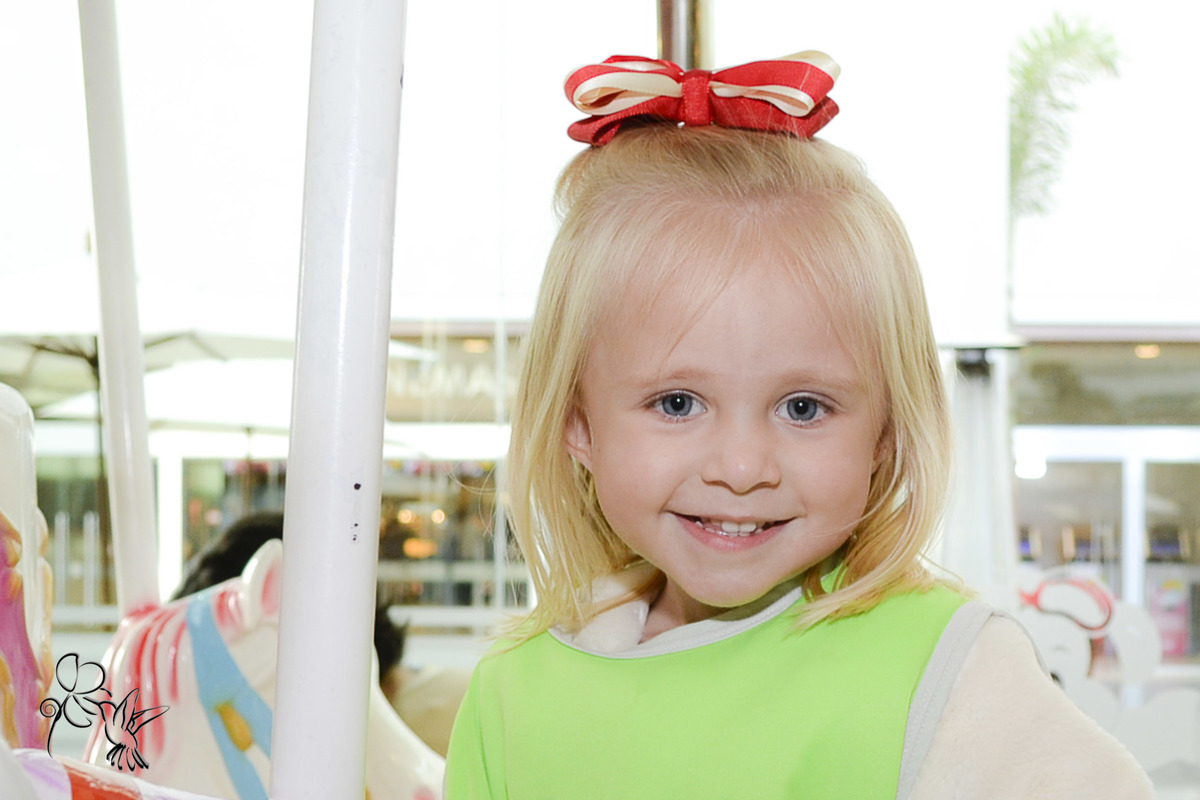 Menina d 4 anos, sorri com alegria no carrossel, by Eli Matos registrou.