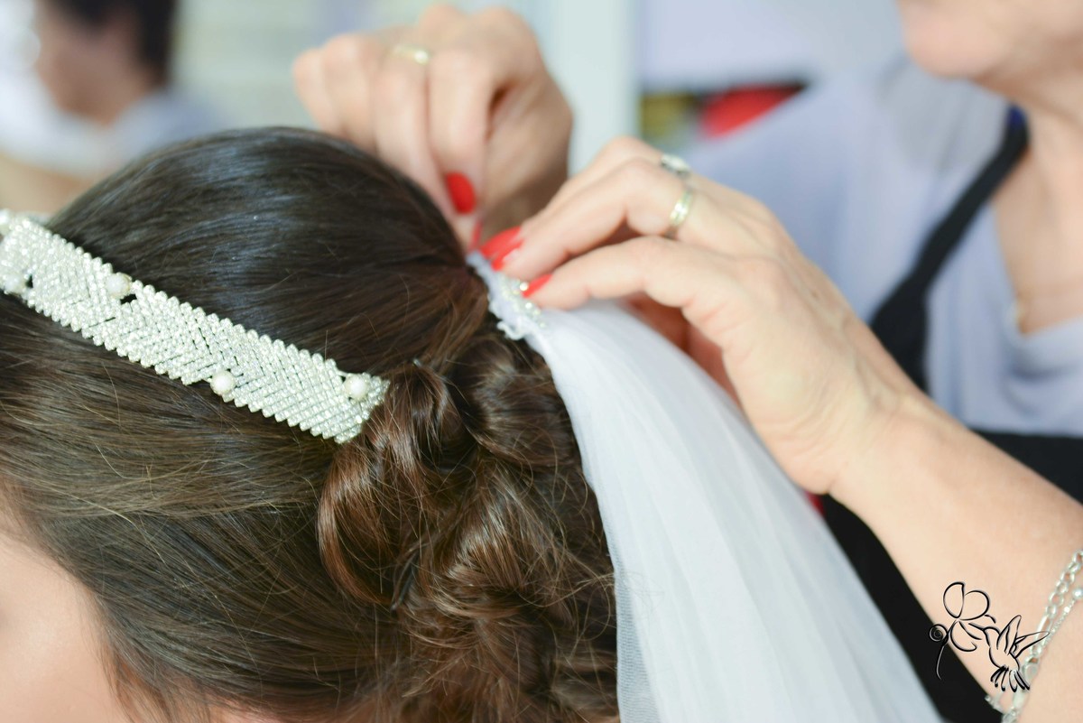 by Eli Matos registrando o momento que é colocado o véu na noiva