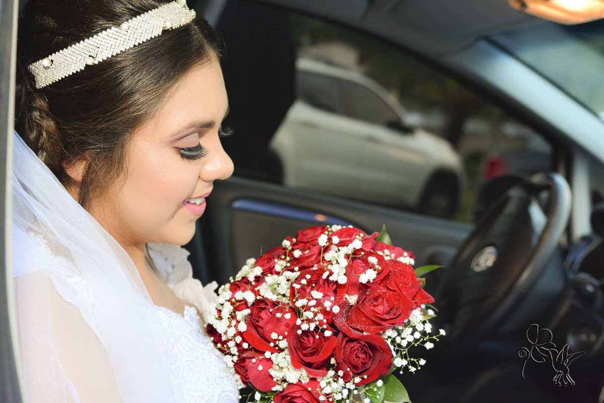 by Eli Matos registra noiva olhando seu buque de rosas evrmelhas.