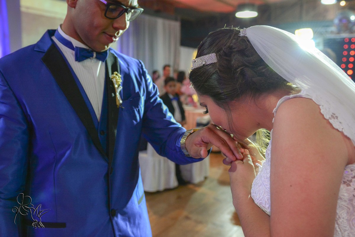 Noiva beija aliança da noivo, by Eli Matos clicou