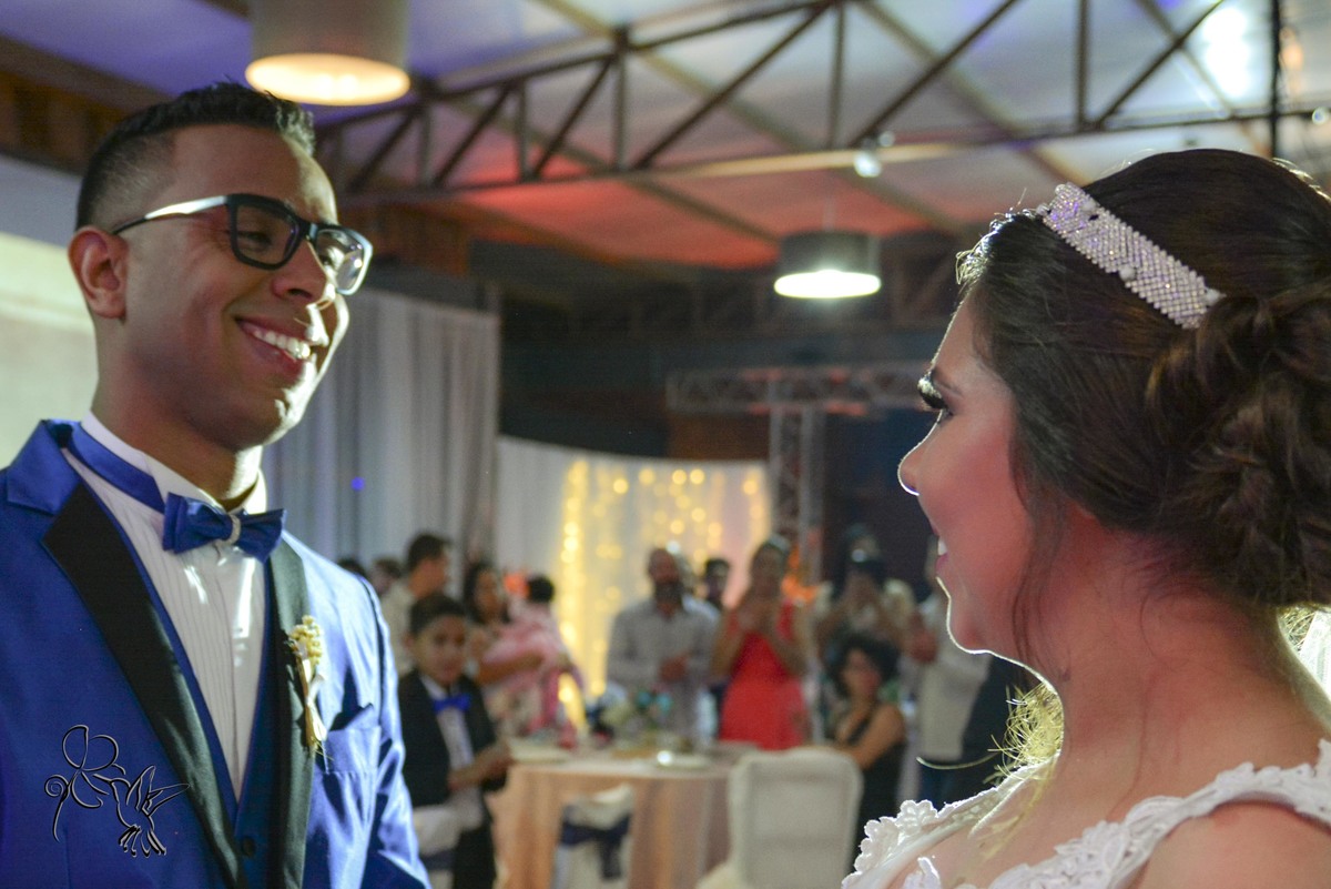 Noivos e olham sorrindo na cerimônia de seu casamento, clique de by Eli Matos