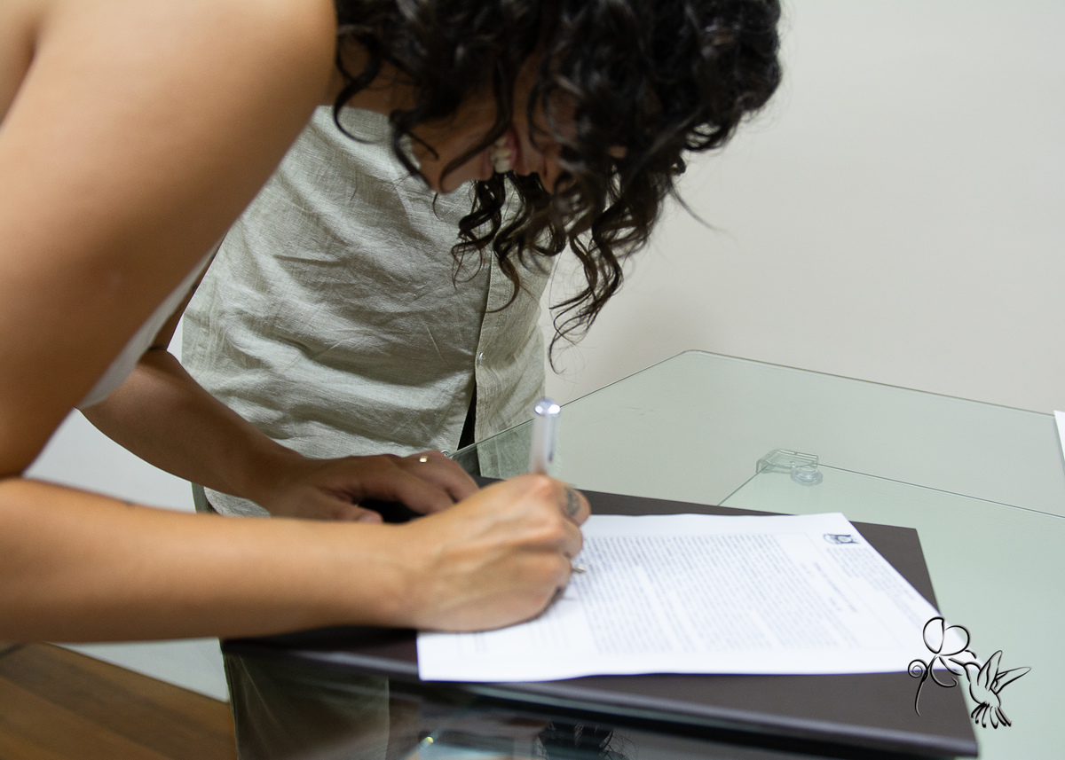 Noiva assina certidão de casamento no cartório, by Eli Matos clicou