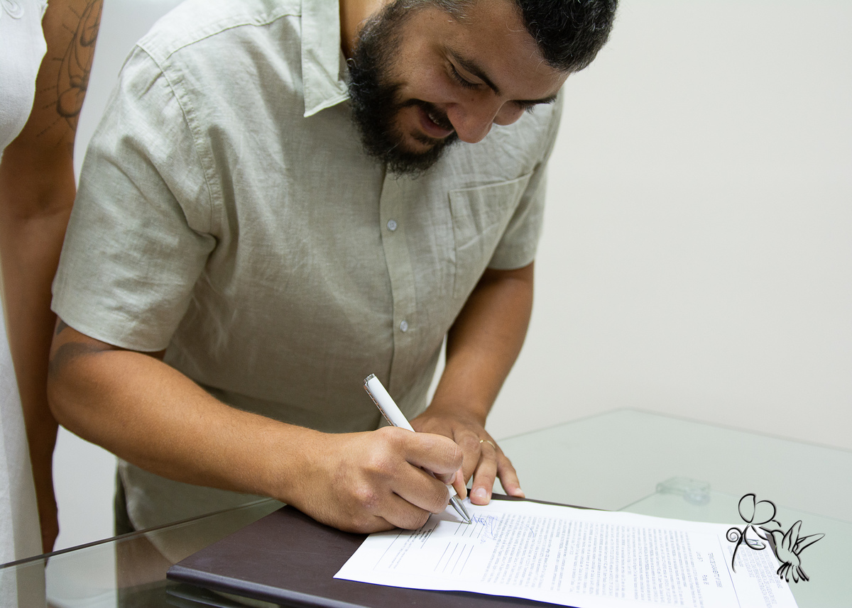 Noivo assina certidão de casamento no cartório, by Eli Matos clicou