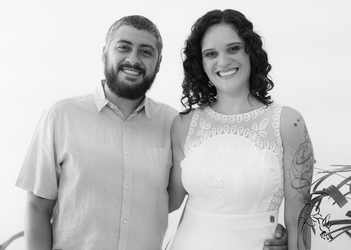 Casal sorri para foto em preto e branco no clique de  by Eli Matos