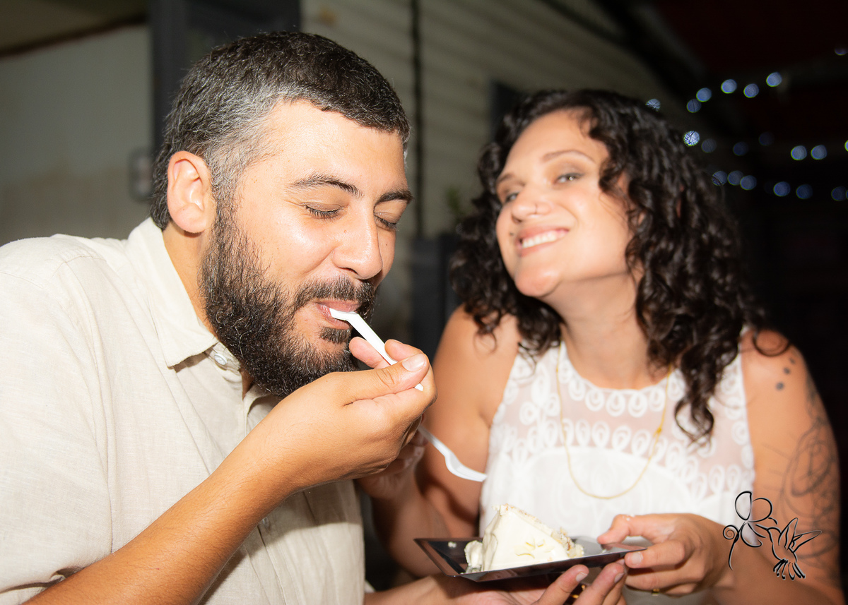 jovens comem bolo sorrindo, no clique de  by Eli Matos