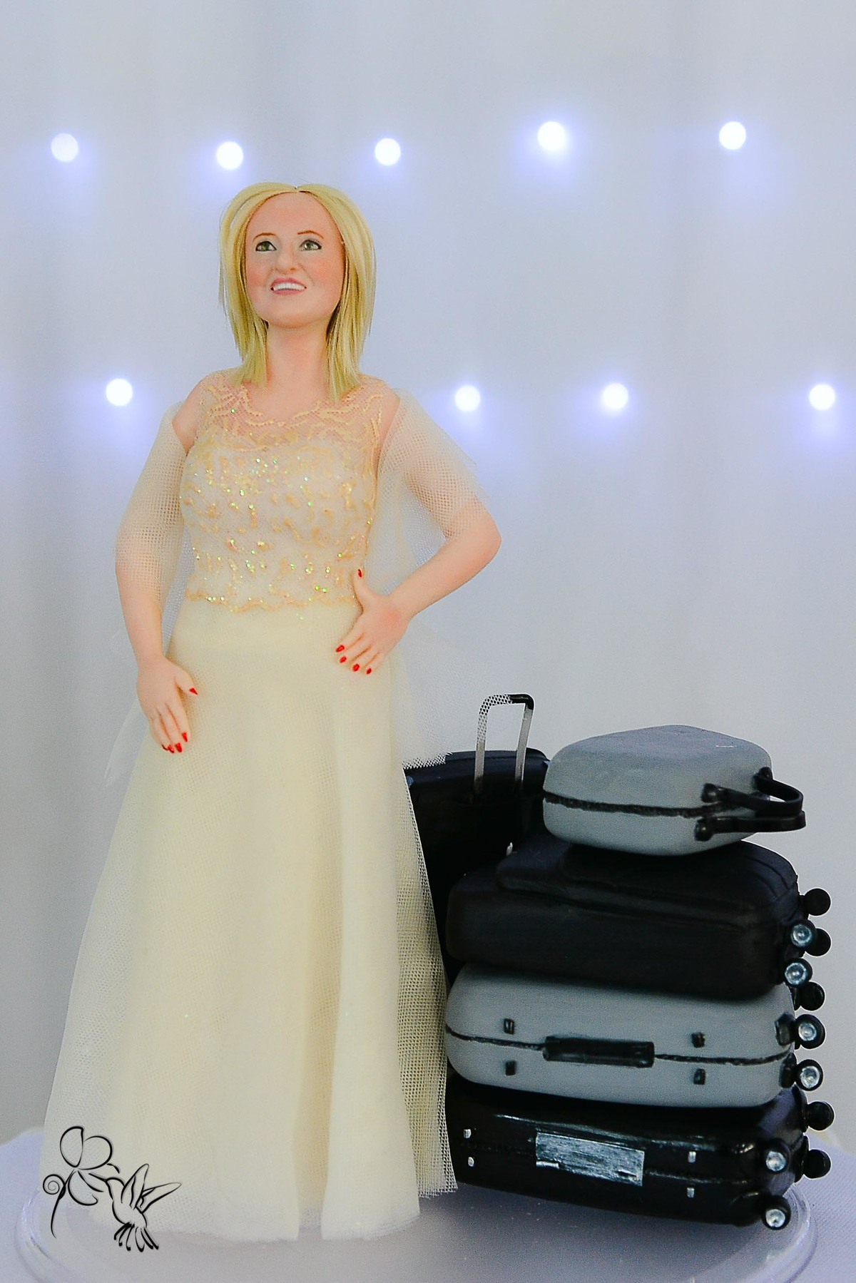 Enfeite de bolo em biscuit com mulher de vestido longo amarelo e malas de viagem by Eli Matos quem clicou