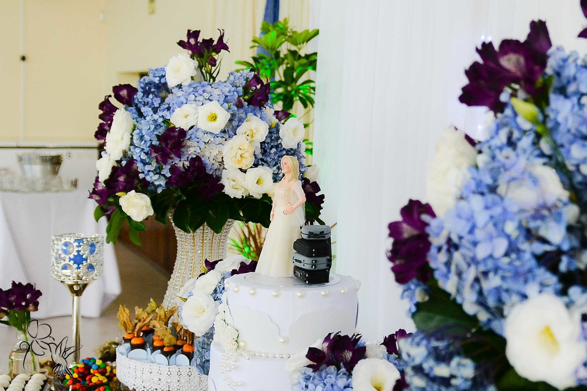 by Eli Matos clica detalhe da decoração do painel principal mostrando bolo fake e hortências