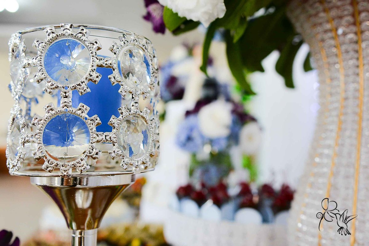 by Eli Matos mostra detalhe de uma taça nas cores prata e azul.