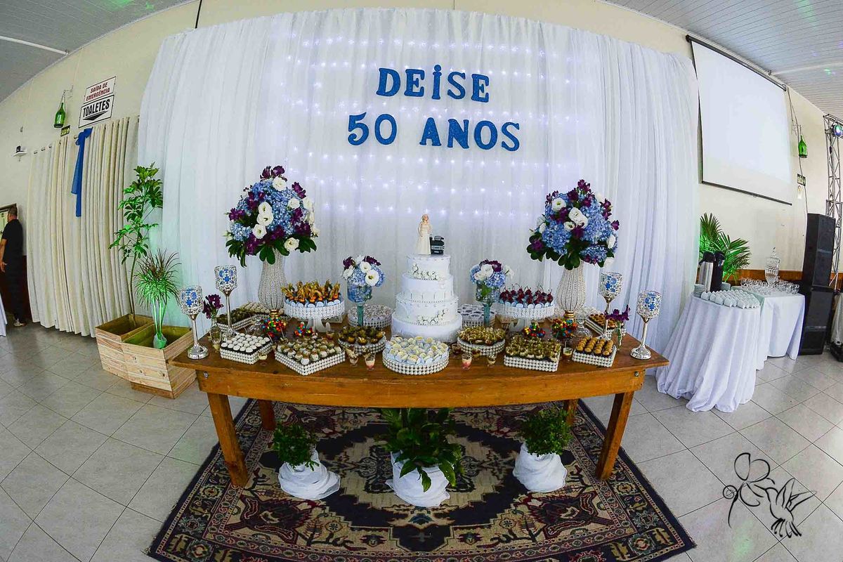 Painel principal decoração de aniversário de 50 anos nas cores branca e azul, clique de by Eli Matos.