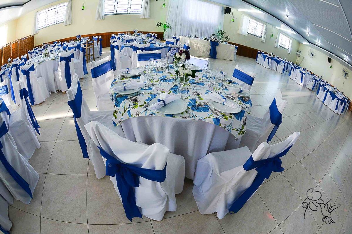 salão decorado com meses redondas nas cores azul e banco, cadeiras com laços azuis e toalha estampa, by Eli Matos registrou 