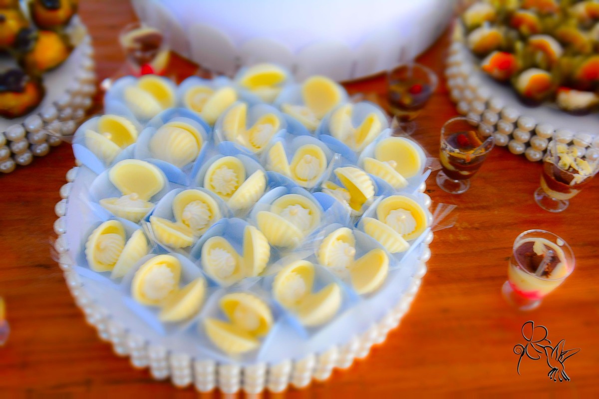 doces em formato de ostras com pérolas dentro, no clique de by Eli Matos