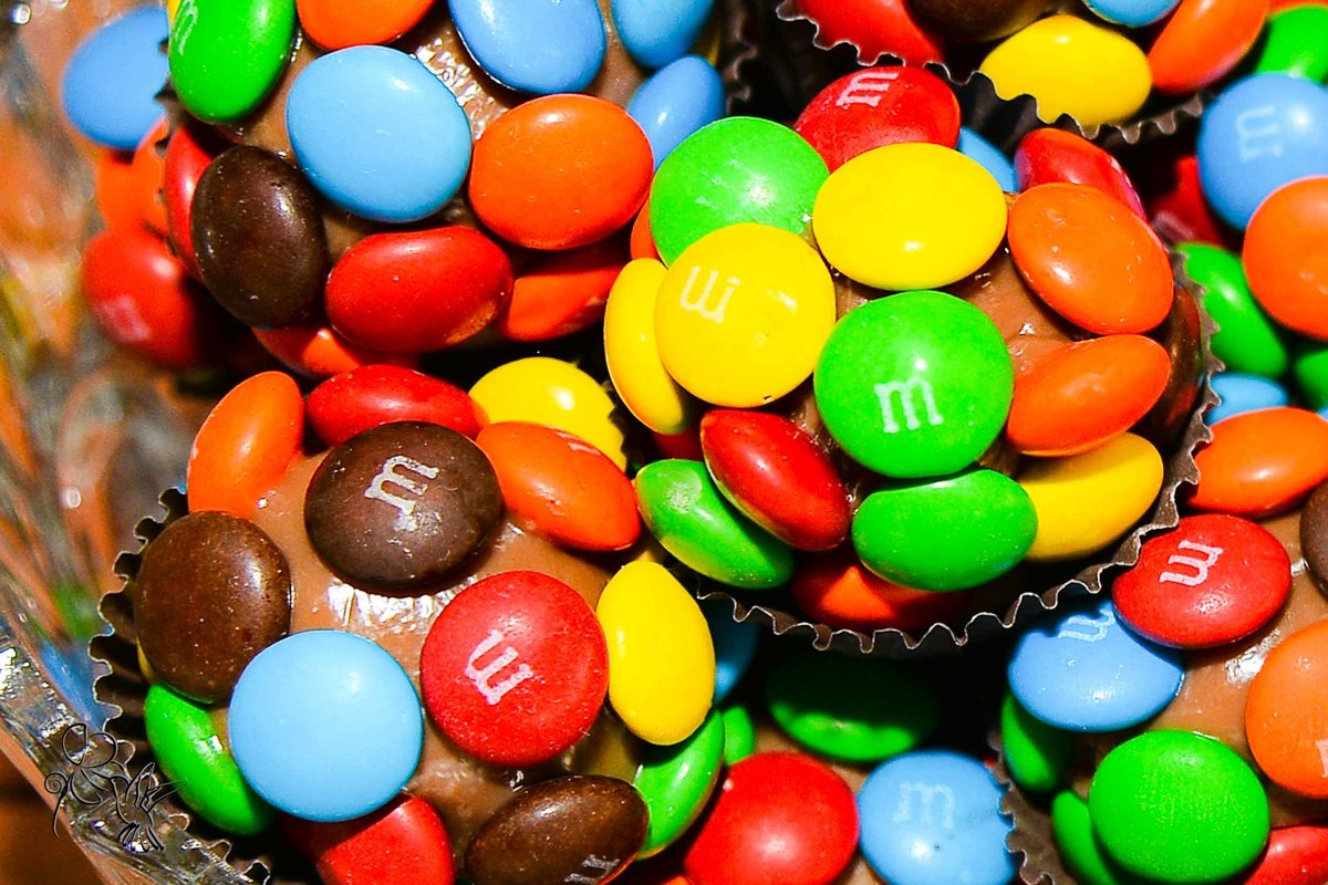 by Eli Matos clica  brigadeiros cobertos por MM's coloridos