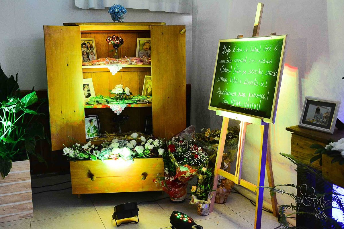 detalhes da decoração da festa da Deise,  em tons de marrom e verde no clique by Eli Matos