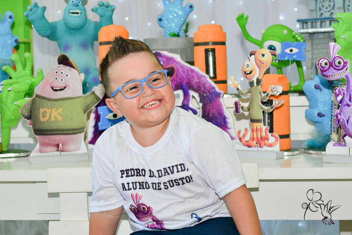 Menino de 4 anos com camiseta branca no seu aniversário, clique de by Eli Matos