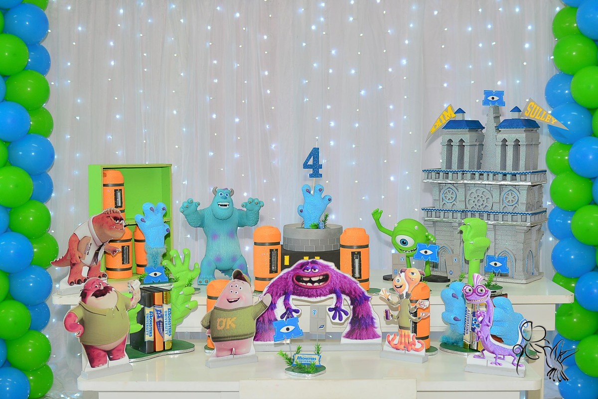 No clique de by Eli Matos  detalhe clicado por Menino de 4 anos sorri alegremente no seu aniversário,  