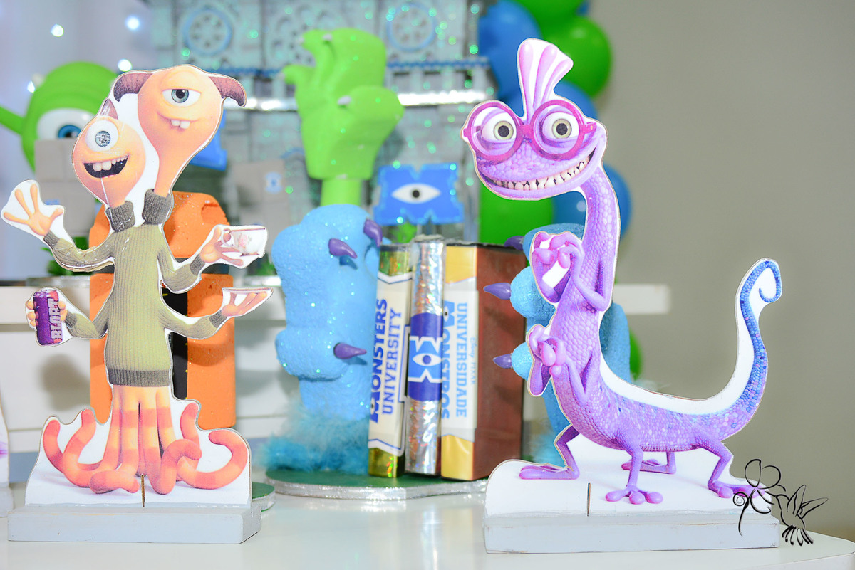 Detalhe clicado por Menino de 4 anos sorri alegremente no seu aniversário no clique de by Eli Matos da decoração Universidade Monstro