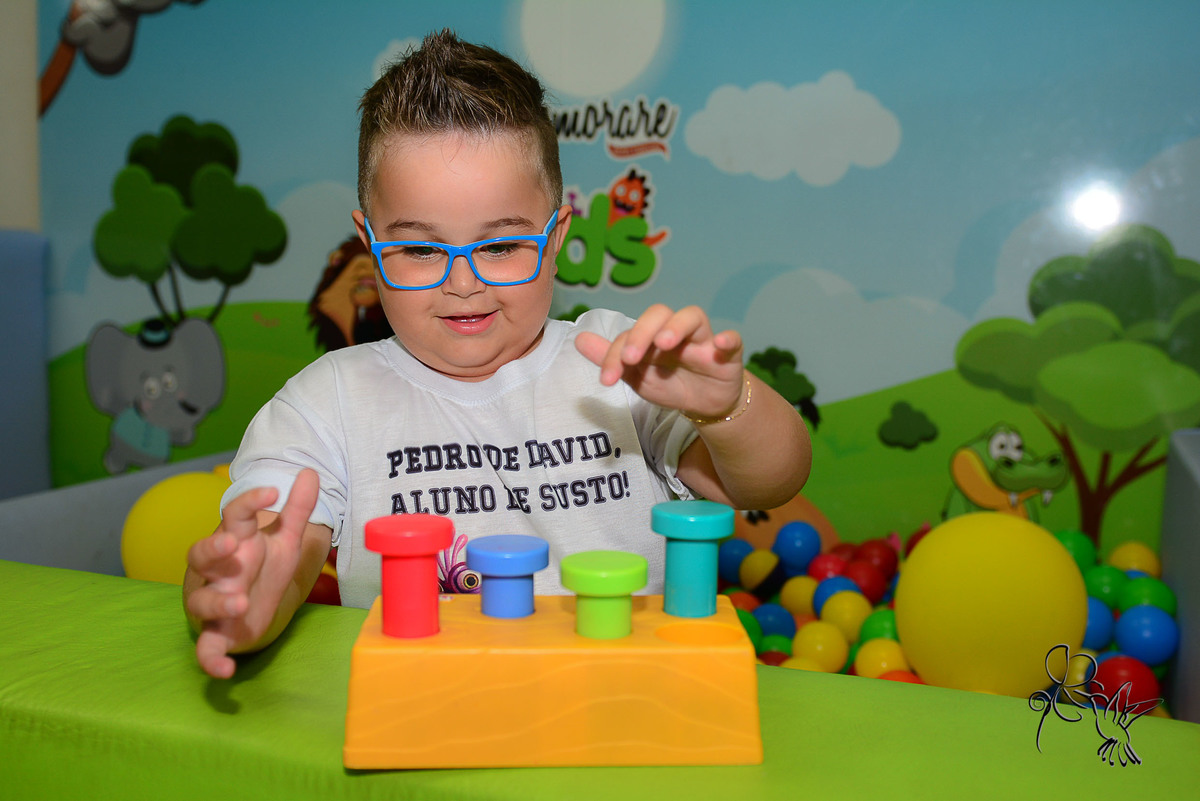 Pedro brinca com peças de enpurrar para baixo, clique de by Eli Matos da decoração Universidade Monstro clicou