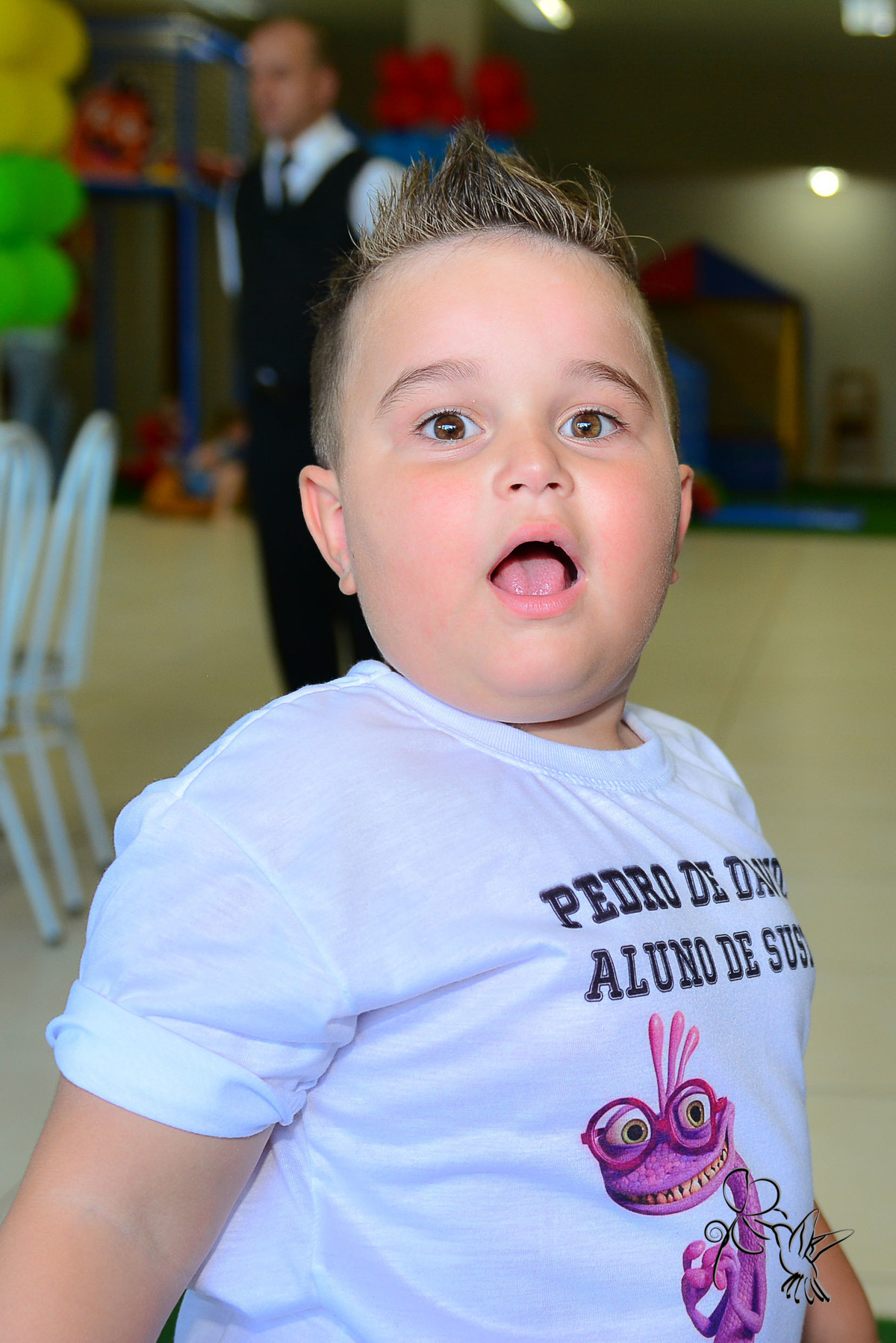 Menino de 4 anos  com cara de impressionado no seu aniversário, clique de by Eli Matos