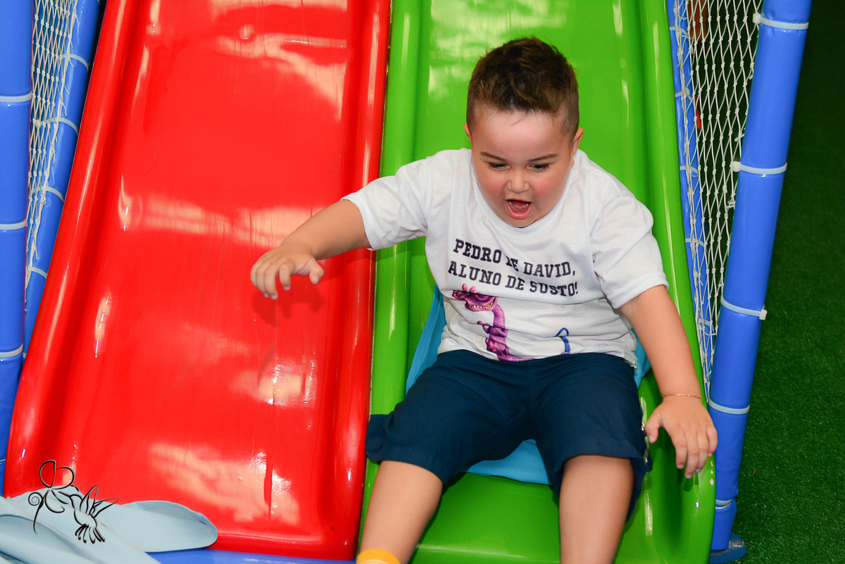 Pedro descendo no escorregador muito feliz, Menino de 4 anos sorri alegremente no seu aniversário, clique de by Eli Matos registrou esse momento