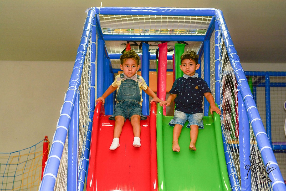 Dois meninos descendo no escorregador, eles tem dois anos e são gêmeos, Menino de 4 anos sorri alegremente no seu aniversário, clique de by Eli Matos registrou