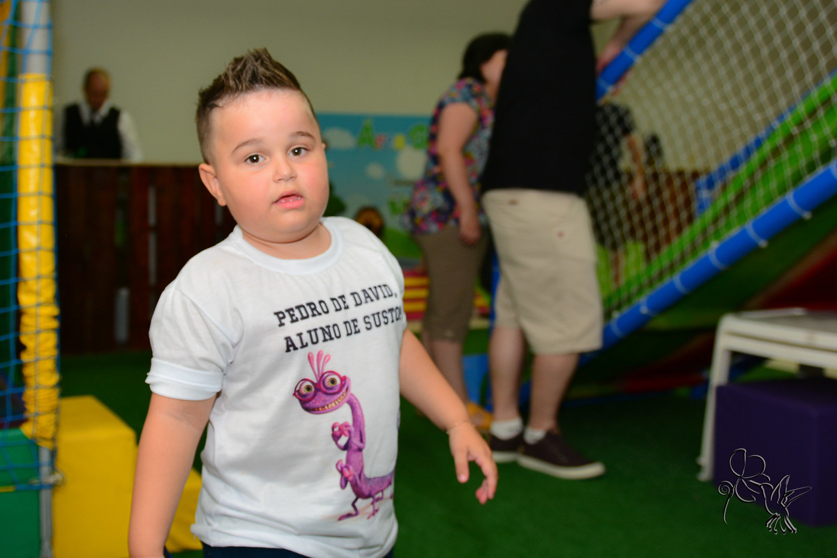 Menino de 4 anos caminha feliz  no seu aniversário, clique de by Eli Matos