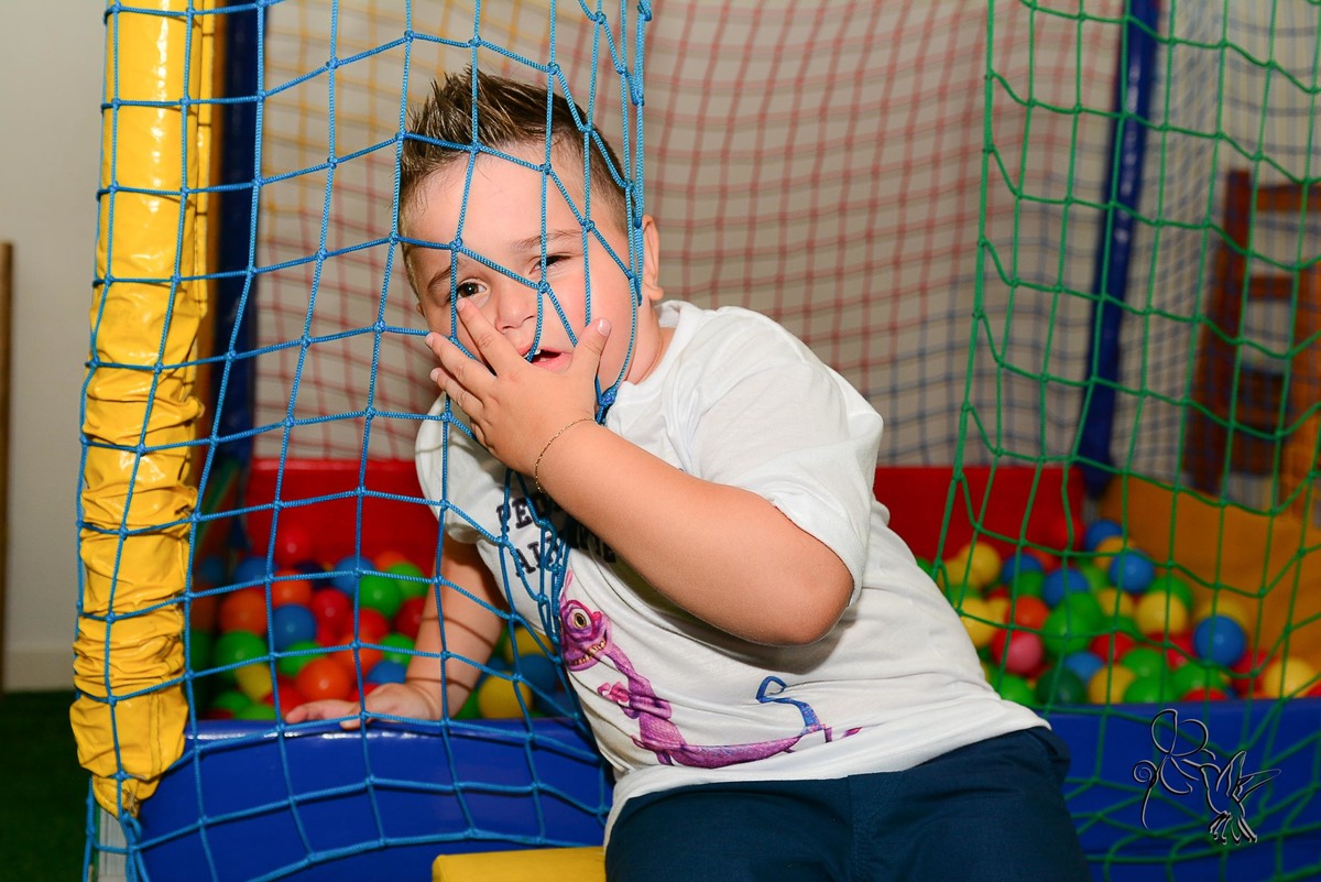 No clique de by Eli Matos Pedro de 4 anos faz caretas na tela plástica de um brinquedo